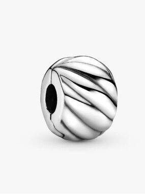Pandora Polished Feathered Clip Charm
Sterling silver